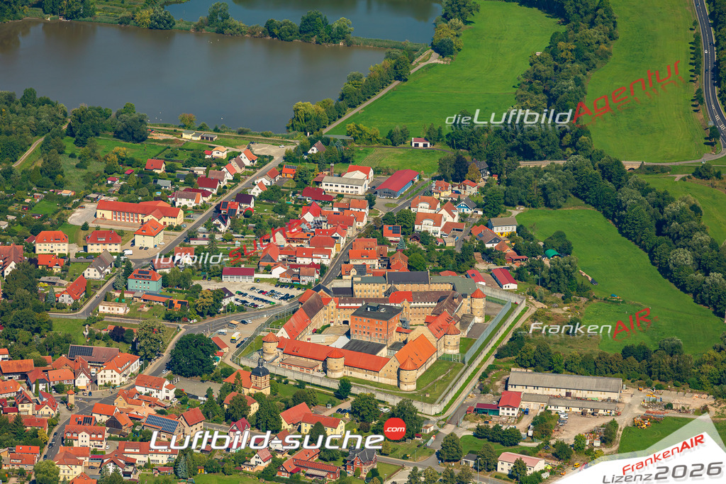 Bild der Stadt Untermaßfeld - Die Luftaufnahme wurde 2025 vom UL-Flugzeug heraus erstellt ( keine Drohne ) - Hochauflösende Luftaufnahme - für professionelle Ausdrucke geeignet. Die Geschenkidee !Hier alle&nbsp;Infos zur Lizenzierung der LuftaufnahmeWir fliegen auch dieses Jahr wieder in Ihre Region um Luftbilder zu erstellen.- Luftbild anfragen