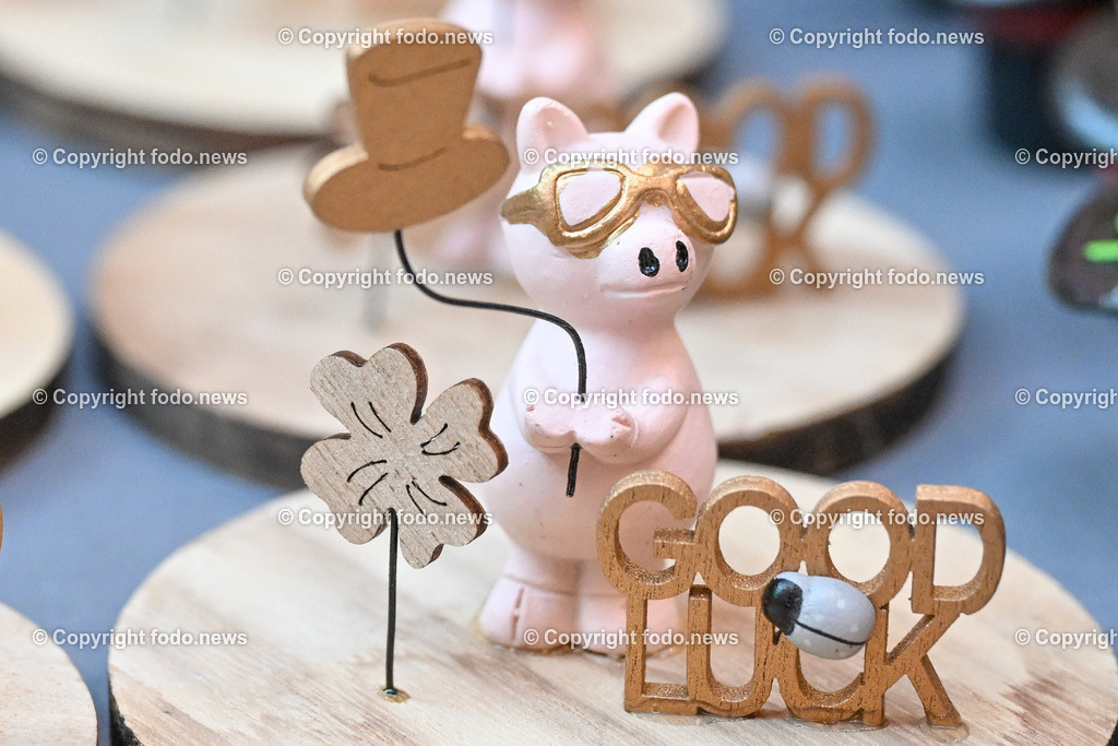 Gluecksbringer_ 27.12.2023-4 | 27.12.2023, Linz, AUT, Linz, im Bild Gluecksbringer, Glücksbringer, Gluecksymbole, Glücksymbole, Neujahr, Schwein, Rauchfangkehrer, Silvester, Jahreswechsel, Deko, Dekoration, Festlichkeit, Glückwunsch, Jahresbeginn, Party, Glück, Tradition, Figur