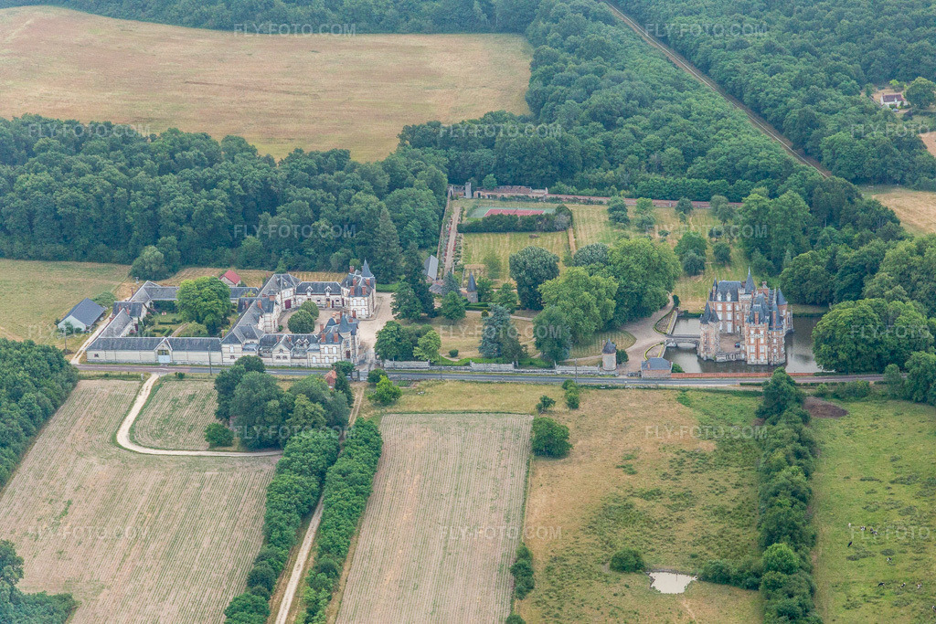 Aerial view: Buildings and castle park facilities of the moated castle Château de Combreux in Combreux in the state Loiret, France.Photo: IMG_101280.jpg taken on 06/25/2017 by Werner Riehm/FLY-FOTO.comResolution of the original: 5472 x 3648 px