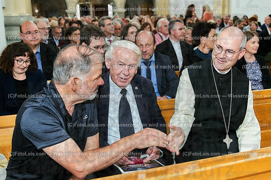 ALS0307_XXXIX-Chopin-Festival_Eroeffnungskonzert_Besucher | (C)FotoLois.com, Alois Spandl, Eröffnungskonzert in der Kartausenkirche mit Camerata Mozartiana unter Dirigent Daniel Auner, Janusz Olejniczak (Klavier), Natalia Rehling (Klavier), Kompnistin Johanna Doderer und Ingolf Wunder (Klavier), Fr 4. August 2023  . August 2023.