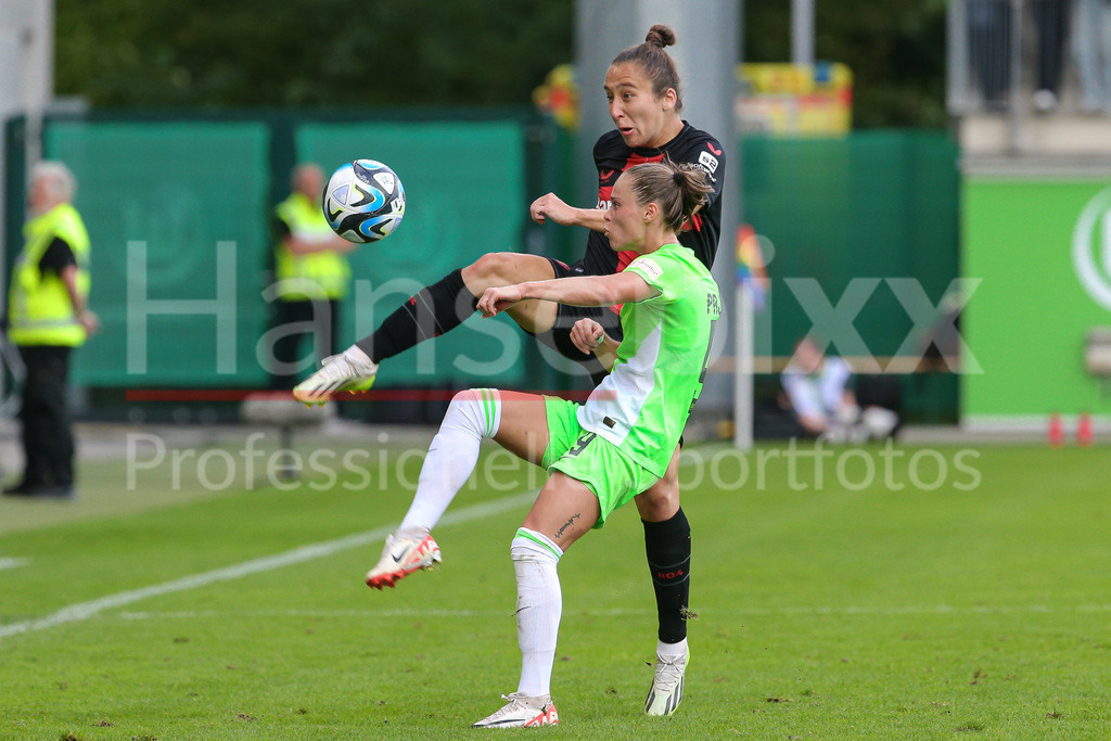 Fussball, Google Pixel Frauen-Bundesliga, VfL Wolfsburg - Bayer 04 Leverkusen | v.li.: Sylwia Matysik (Bayer 04 Leverkusen, 4) und Ewa Pajor (VfL Wolfsburg, 9) im Zweikampf, Duell, Dynamik, Aktion, Action, Spielszene, DIE DFB-RICHTLINIEN UNTERSAGEN JEGLICHE NUTZUNG VON FOTOS ALS SEQUENZBILDER UND/ODER VIDEOÄHNLICHE FOTOSTRECKEN. DFB REGULATIONS PROHIBIT ANY USE OF PHOTOGRAPHS AS IMAGE SEQUENCES AND/OR QUASI-VIDEO.