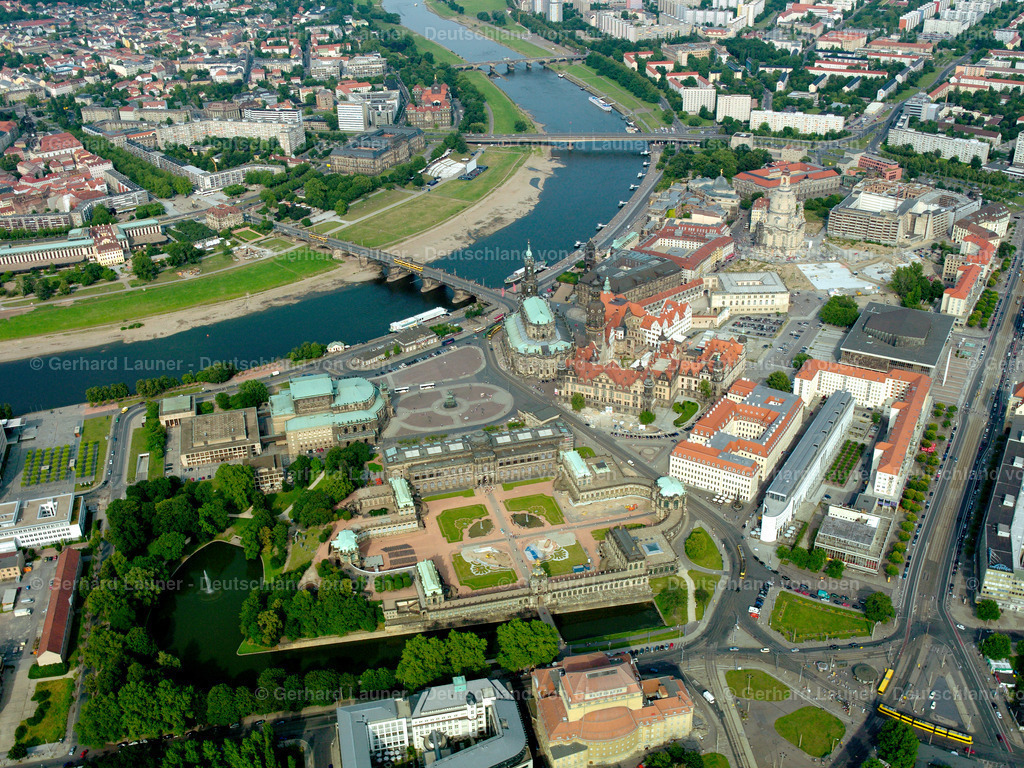 2417486 | DRESDEN  Altstadtbereich und Innenstadtzentrum am Neumarkt im Zentrum in Dresden im Bundesland Sachsen, Deutschland. Weiterführende Informationen bei: Landeshauptstadt Dresden,  Stiftung Frauenkirche Dresden. // Old Town area and city center in the district Zentrum in Dresden in the state Saxony, Germany. Further information at: Landeshauptstadt Dresden,  Stiftung Frauenkirche Dresden. Foto: Gerhard Launer