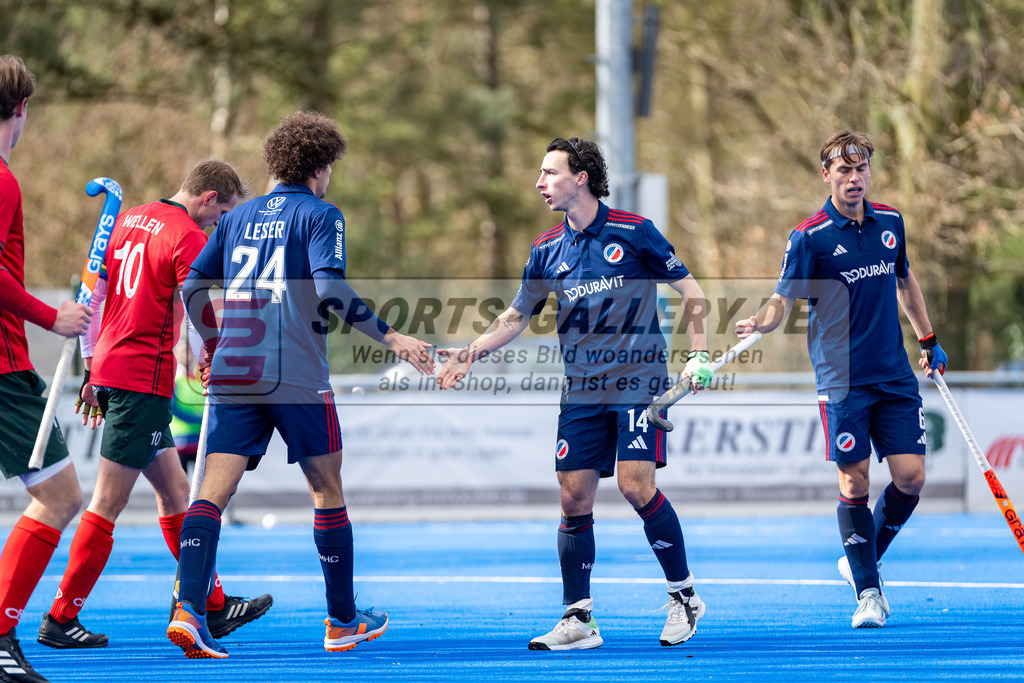 HK_20240323_109918 | 1. Bundesliga Hockey Herren Crefelder HTC - Mannheimer HC am 23.3.2024 Crefelder HTC  Hüttenallee, Krefeld ,  Marius Leser ( Mannheimer HC #24 ) , Teo Hinrichs ( Mannheimer HC #14 ) , Raphael Hartkopf ( mannheimer HC #6 )