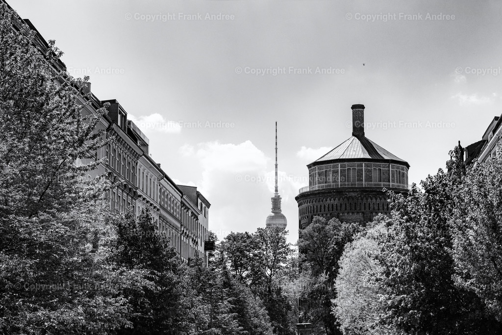 Wasserturm Berlin Prenzlauer Berg | Der Wasserturm , Wahrzeichen von Berlin Prenzlauer Berg an einem sonnigen Tag. Im Hintergrund der Berliner Fernsehturm. Stadtfotografie aus Berlin in schwarz und weiß. - Realisiert mit Pictrs.com