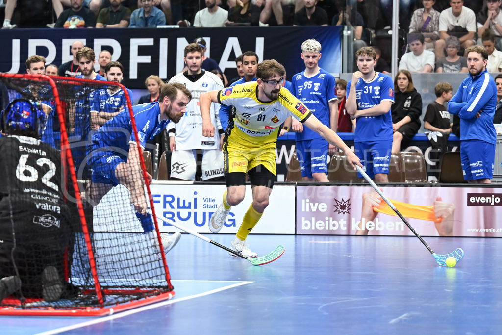 Zug United - HC Rychenberg - 25. April 2026 | Tim Aeschimann (#81 HC Rychenberg Winterthur) gegen Tobias Gustafsson (#7 Zug United) am L-UPL Superfinal-Spiel zwischen Zug United und HC Rychenberg am 25. April 2026 in der BCF Arena, Fribourg, Schweiz.Bild: Sportfotografie Markus Aeschimann | www.markus-aeschimann.ch - Realized with Pictrs.com