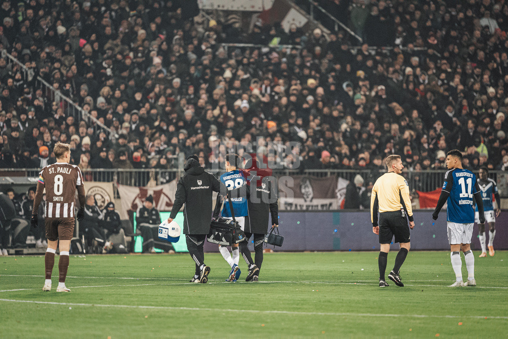 Fußball | Männer | Saison 2025/2026  | Fußball-Bundesliga | 19. Spieltag | FC St. Pauli vs. Hamburger SV | 23.01.2026 | Alexander Rössing-Lelesiit (#38, HSV) wird verletzt vom Platz geführt
