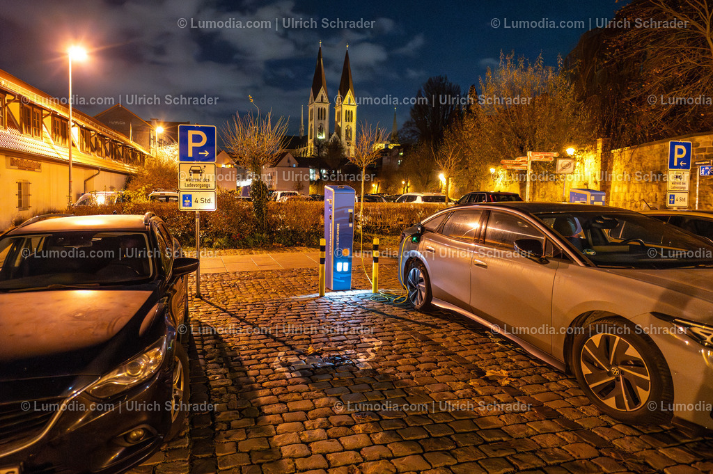 10049-13927 - Parkplatz an der Peterstreppe  | Stockfoto und Bilderpool mit Bildmaterial aus Deutschland, dem Harz, Halberstadt, Quedlinburg, Wernigerode und weltweit. Qualitativ hochwertige und professionelle Fotos anschauen und kaufen. - Realisiert mit Pictrs.com