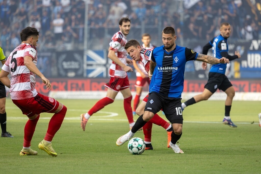 Fußball 3. Liga, Saison 2026/27, 1. Spieltag: Waldhof Mannheim gegen Fortuna Düsseldorf | Fußball 3. Liga, Saison 2026/27, 1. Spieltag: Waldhof Mannheim gegen Fortuna Düsseldor***Julian Ulbricht (10, Mannheim) am Ball - Realisiert mit Pictrs.com