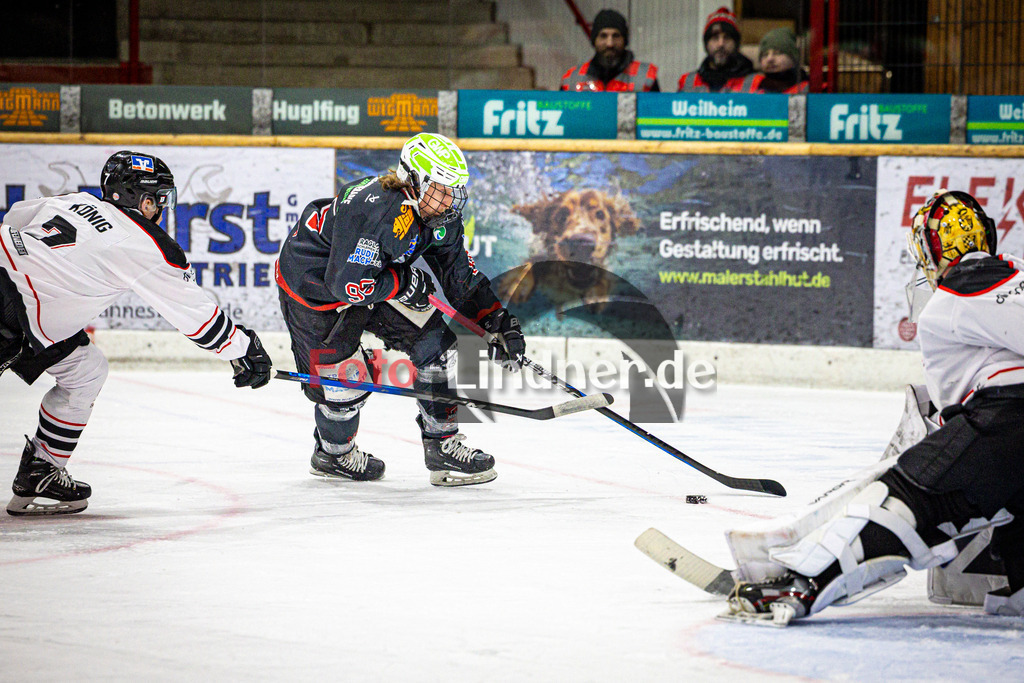 Peißenberg MINERS gegen EV Dingolfing ISAR RATS | Eishockey Bayernliga 2025/26 Vorrunde 28. Spieltag, Peißenberg MINERS gegen EV Dingolfing ISAR RATS, 20260118,Moritz BIRKNER (MINERS 95) in Aktion,2026-01-18 in Peißenberg (flatbuy Arena Peißenberg), Dominik KÖNIG (Dingolfing 7), Moritz BIRKNER (MINERS 95), Christoph SCHEDLBAUER (Dingolfing Torwart 31)Copyright: WolfgangxLindner www.foto-lindner.de