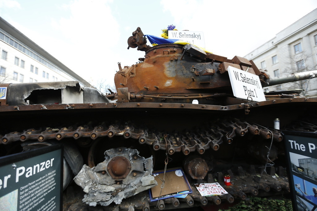 Deutschland: Panzerwrack aus der Ukraine vor der russischen Botschaft in Berlin | Deutschland, Berlin, 26.02.2023. Ein Panzerwrack steht seit dem Jahrestag des russischen Angriffs auf die Ukraine vor der russischen Botschaft in Berlin-Mitte. Der zerstörte Panzer vom Typ T-72 vor dem Gebäude Unter den Linden als Mahnmal gegen den Krieg stehen.