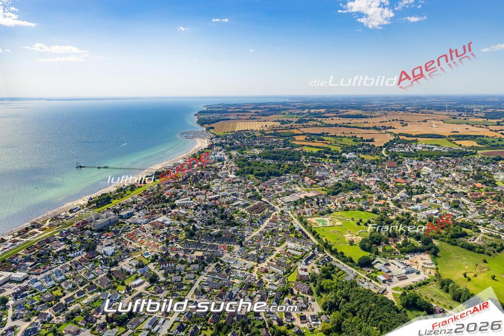 Bild der Stadt Grömitz - Die Luftaufnahme wurde 2025 vom UL-Flugzeug heraus erstellt ( keine Drohne ) - Hochauflösende Luftaufnahme - für professionelle Ausdrucke geeignet. Die Geschenkidee !Hier alle&nbsp;Infos zur Lizenzierung der LuftaufnahmeWir fliegen auch dieses Jahr wieder in Ihre Region um Luftbilder zu erstellen.- Luftbild anfragen