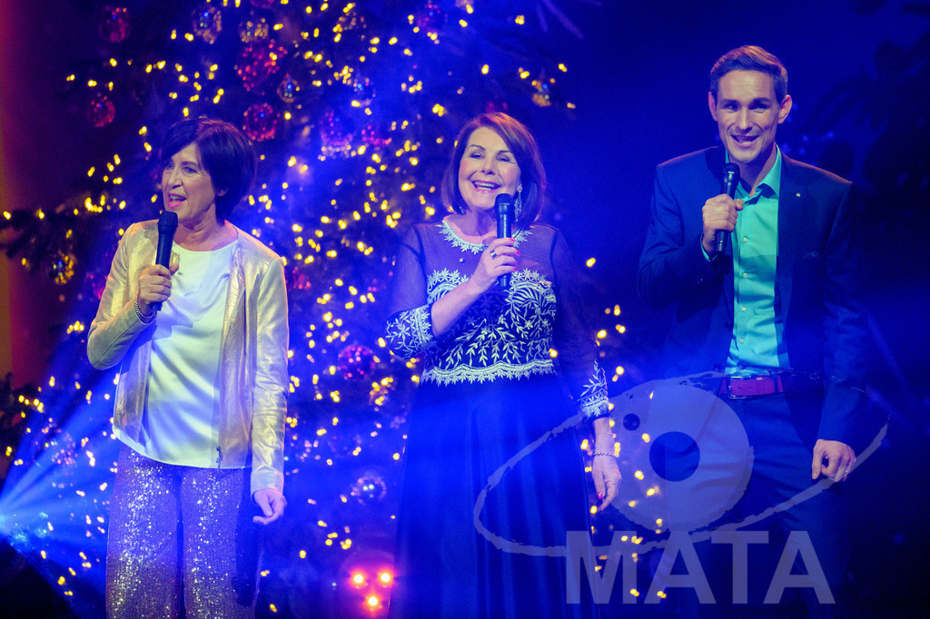 _DWA1462 | Ursulla Heller (BR24), Brigitte Walbrun (Dahoam is Dahoam), Benedikt Schregle (BR-KLASSIK)  bei '30 Jahre Sternstunden-Gala 2023' in der Frankenhalle. Nürnberg, 15.12.2023 - Realisiert mit Pictrs.com