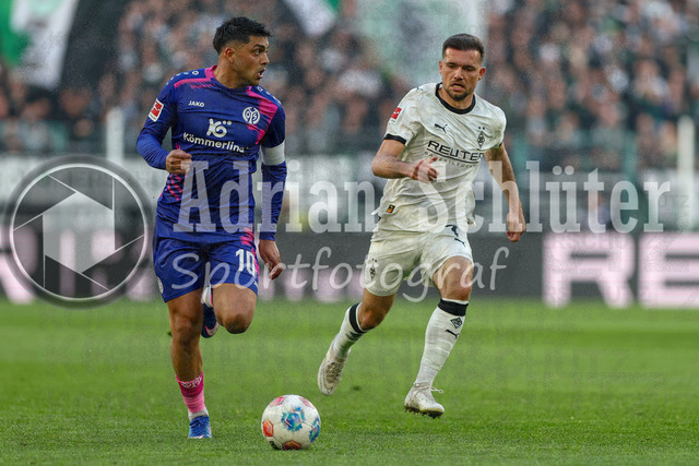 19.04.2026, GER, Fussball, Herren, 1. BL, Saison 2025/2026, Borussia Mönchengladbach - 1. FSV Mainz 05 | Nadiem Amiri (Mainz) und Kevin Stöger (Borussia Mönchengladbach) im Kampf um den Ball 