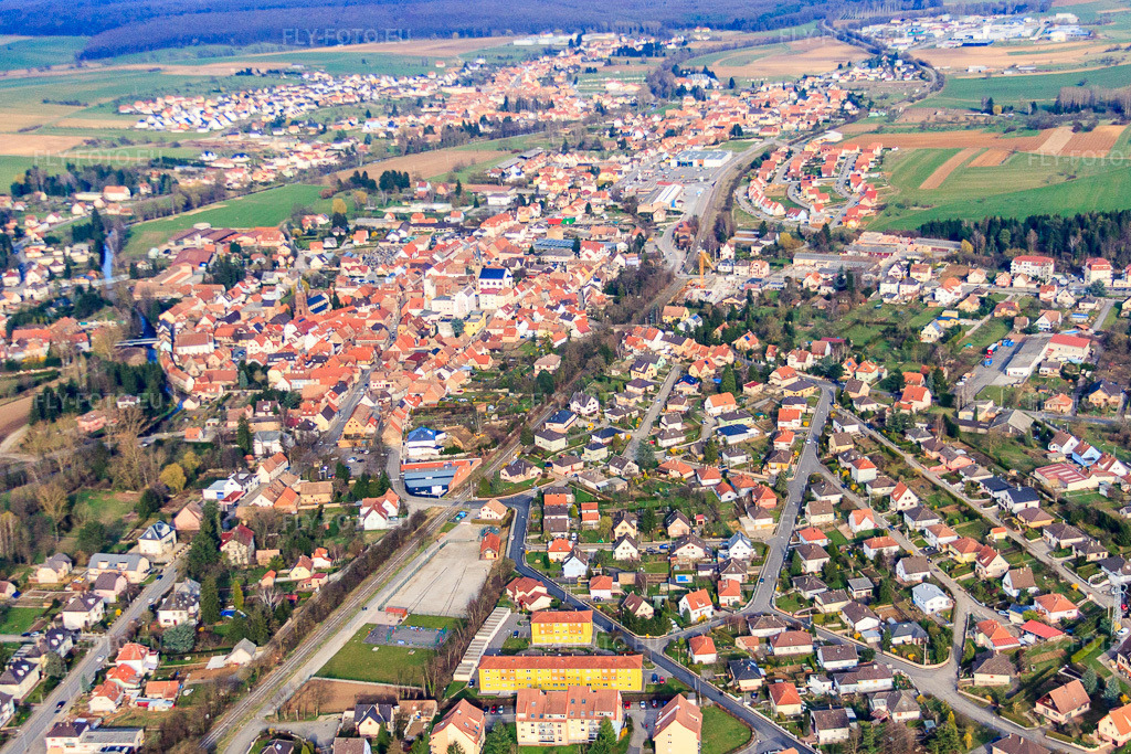 Vue aérienne: Vue de la ville depuis le sud-ouest à Val-de-Moder dans le département Bas Rhin, France – .Photo: IMG_38633.jpg prise le 20/03/2011 par Werner Riehm/FLY-FOTO.eu – Résolution de l'original: 4447 x 2965 px