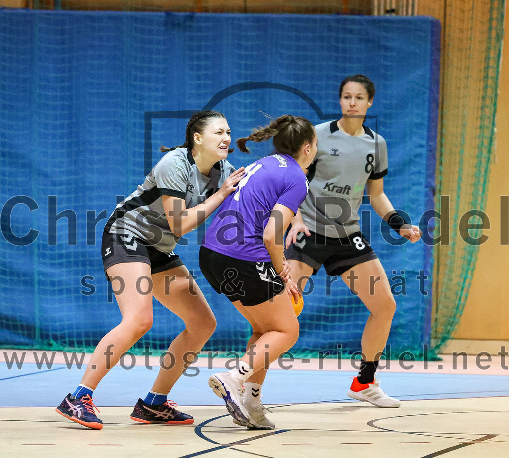 2022-11-12_013_SpVgg_Altenerding_II_gegen_SC_Kirchdorf | Erding, Deutschland, 12.11.2022:
Handball, Bezirksliga Frauen Altbayern 2022 / 2023, 5. Spieltag, SpVgg Altenerding II gegen SC Kirchdorf, Endergebnis: 24:19

Julia Wiesheu (SC Kirchdorf, #16), Sophie Lößl (SpVgg Altenerding, #24), Stefanie Chezzi (SC Kirchdorf, #8)

Foto: Christian Riedel / fotografie-riedel.net