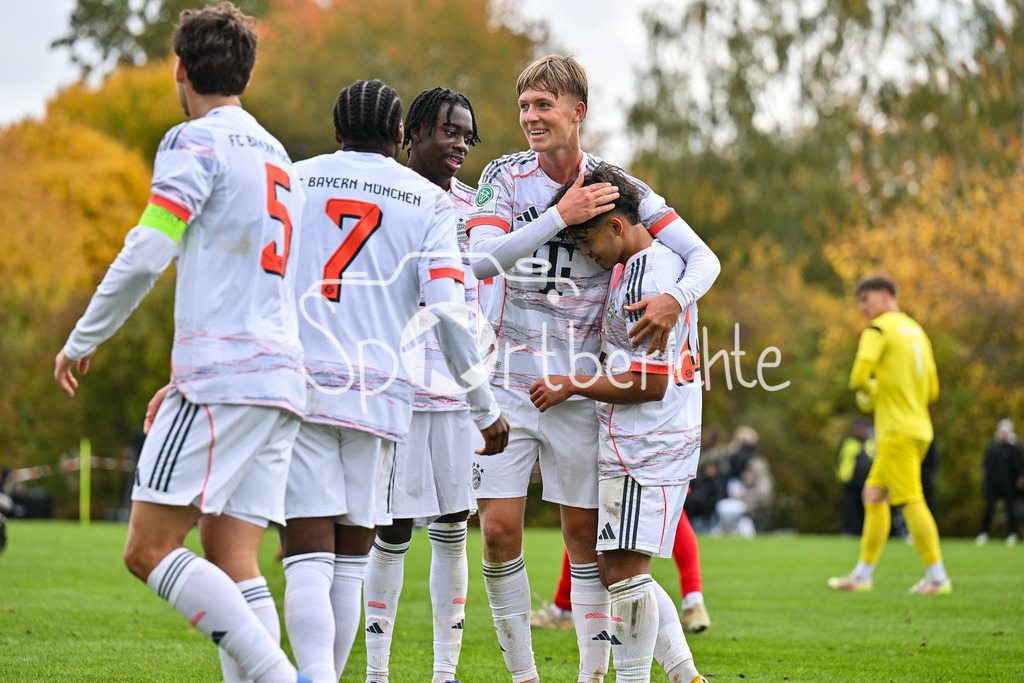 SpVgg Unterhaching U19 - FC Bayern München U19 | Jubel der Gäste nach dem Treffer zum 0-3 durch Maycon Douglas NORMANHA CAROZO (FC Bayern München U19 11) / Hattrick / Tor / Torschuetze / Freude / Happy / U19 DFB Nachwuchsliga: SpVgg Unterhaching - FC Bayern München; Sportschule Oberhaching am 18.10.2025
