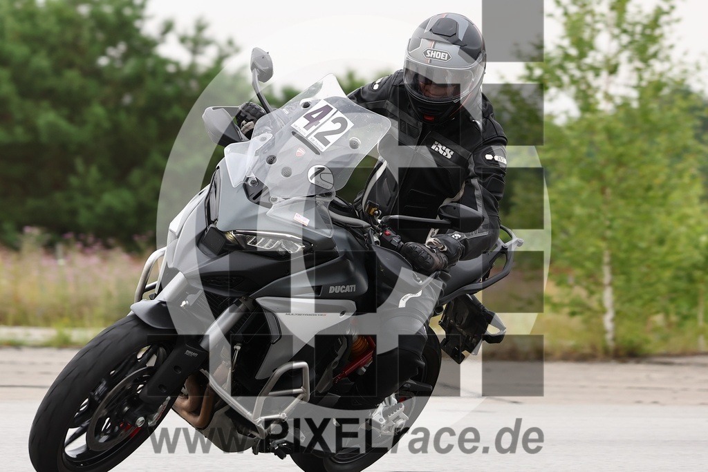 0042-20240712_03110 | Schöne Erinnerungen an spannende Momente - das festzuhalten ist unser Job. PIXELrace.de ist seit 2003 auf den Rennstrecken Europas unterwegs um die Action draußen beim Fahren und die wunderbare Stimmung imm Fahrerlager für euch einzufangen.