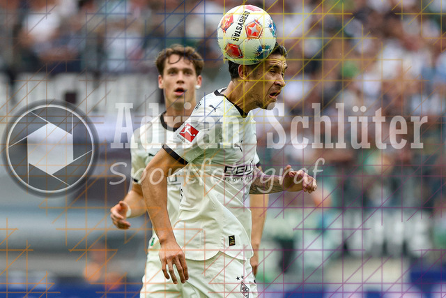 Borussia Mönchengladbach vs SV Werder Bremen - Bundesliga  | Mönchengladbach, Deutschland, 14.09.25:   Kevin Diks (Borussia Mönchengladbach) in Aktion am Ball, Einzelaktion waehrend des Spiels der Bundesliga zwischen Borussia Mönchengladbach vs SV Werder Bremen im Stadion im Borussia Park(Foto von Brauer-Fotoagentur / Adrian Schlueter)