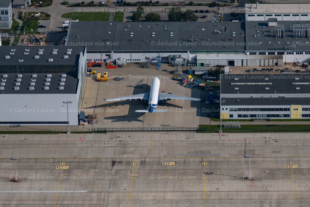4060968 | DRESDEN 07.09.2021 Passagierflugzeug auf der Parkposition - Abstellfläche auf dem Flughafen in Dresden im Bundesland Sachsen, Deutschland. Weiterführende Informationen bei: Flughafen Dresden GmbH. // Passenger airplane in parking position - parking area at the airport in Dresden in the state Saxony, Germany. Further information at: Flughafen Dresden GmbH. Foto: Gerhard Launer