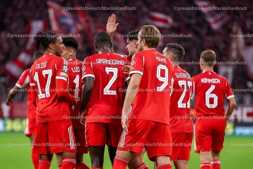 UCL22102501066 | 22.10.2025, Fußball, UEFA Champions League, FC Bayern München - Club Brügge, Allianz Arena, Saison 2025 2026: Torjubel nach dem Tor zum 3:0 durch Torschütze Luis Diaz (FC Bayern Muenchen #14)  zusammen mit  Michael Olise (FC Bayern Muenchen #17) Dayot Upamecano (FC Bayern Muenchen #02) Harry Kane (FC Bayern Muenchen #09) Konrad Laimer (FC Bayern Muenchen #27) Joshua Kimmich (FC Bayern Muenchen #06) Regulations prohibit any use of photographs as image sequences and or quasi-video.