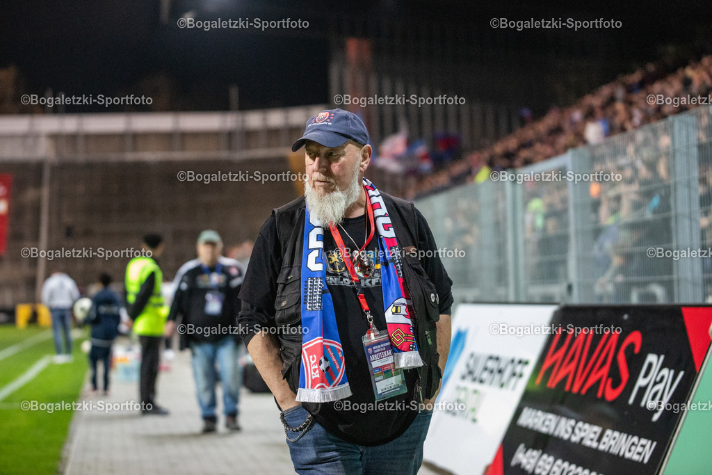 KFC Fan | 15.10.2025, Fußball, Niederrheinpokal, 3.Runde, KFC Uerdingen - MSV Duisburg: Ein KFC Fan betrachtet das Spiel vom Innenraum aus - Realisiert mit Pictrs.com