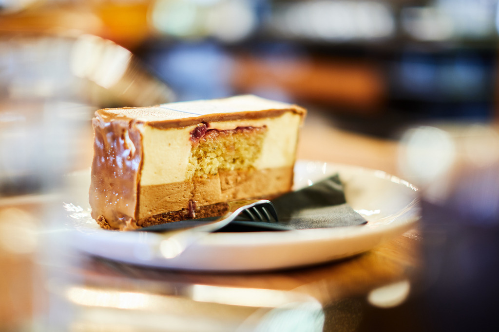 ein Glas Wasser und eine Hummelschnitte auf dem Tisch | WIen, Austria - March 31, 2022; Cafe Hummel; ein Glas Wasser und eine Hummelschnitte auf dem Tisch. - Realisiert mit Pictrs.com