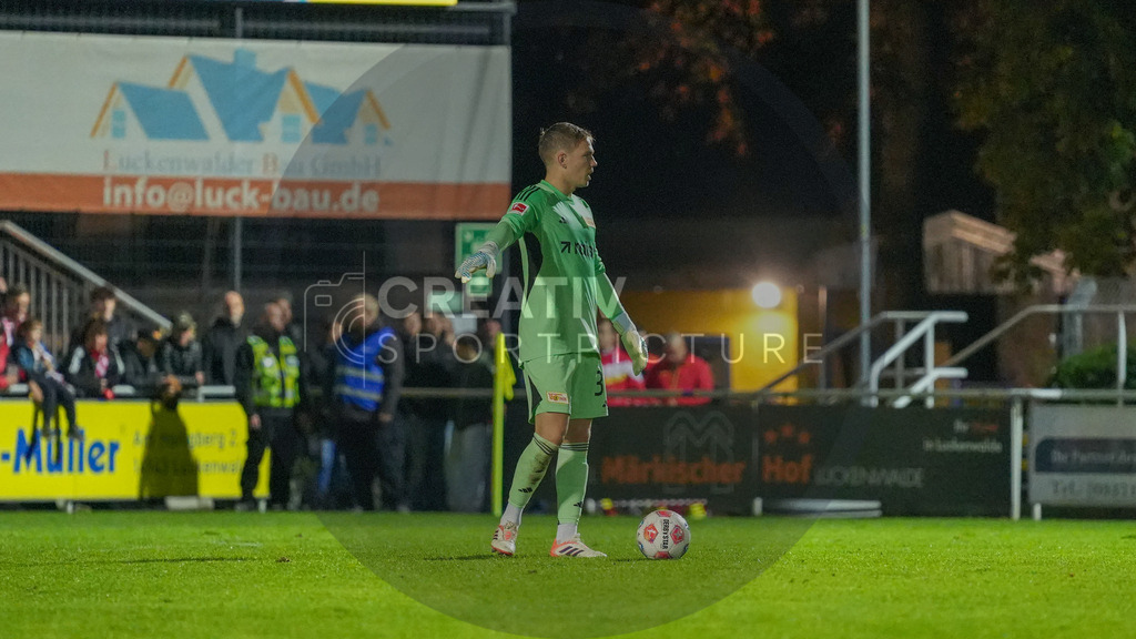 Fußball, Herren, Saison 2025/2026, Testspiel, Freundschaftsspiel, FSV 63 Luckenwalde vs. 1.FC Union Berlin, Mittwoch 08.10.2025, Werner-Seelenbinder-Stadion Luckenwalde, | Fußball, Herren, Saison 2025/2026, Testspiel, Freundschaftsspiel, FSV 63 Luckenwalde vs. 1.FC Union Berlin, Mittwoch 08.10.2025, Werner-Seelenbinder-Stadion Luckenwalde, Im Bild: Matheo Raab (Union) - Realisiert mit Pictrs.com