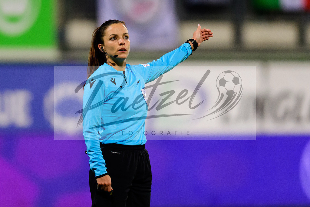 WOBJUV20211118_163 | Fussball, Frauen: Referee Marta Huerta De Aza gestikuliert, Gestik bei dem Spiel der UEFA Women´s Champions League zwischen VfL Wolfsburg und Juventus Turin im AOK-Stadion am 18.11.2021 in Wolfsburg, Deutschland. - Realisiert mit Pictrs.com