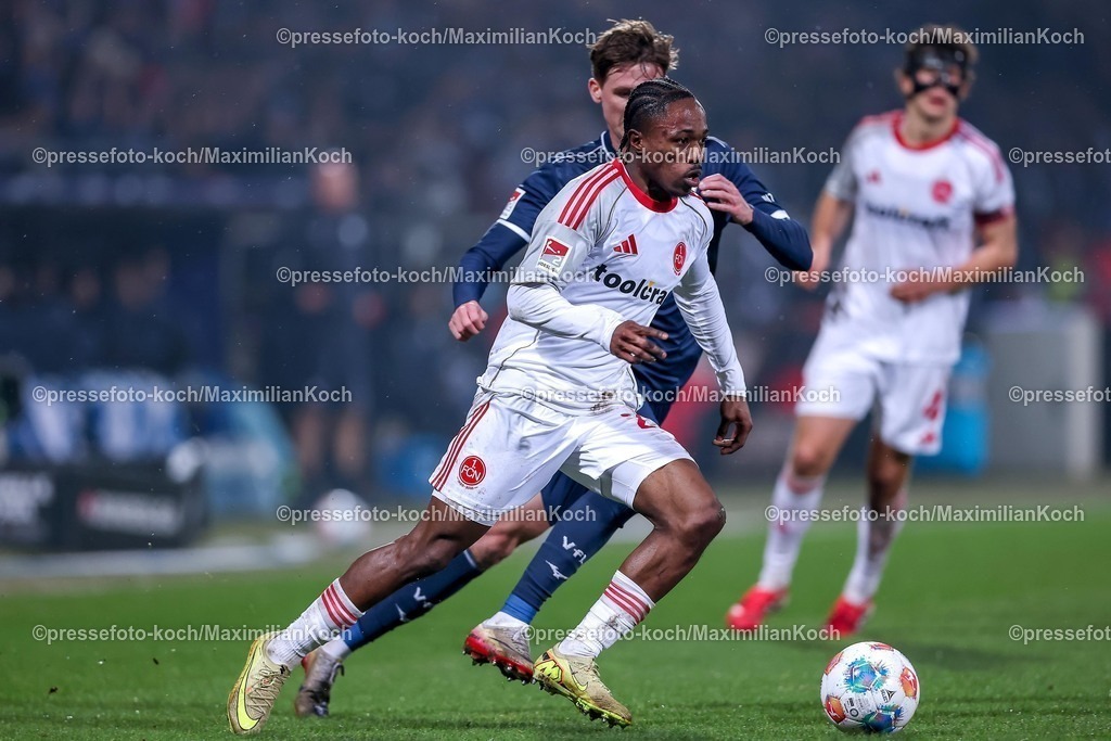 BOC20022601049 | 20.02.2026, Fußball, VfL Bochum - 1. FC Nürnberg, 2. Fußball Bundesliga, 23. Spieltag, Vonovia Ruhrstadion, Saison 2025 2026: Mohamed Alì Zoma&nbsp;(1FC Nuernberg #23) im Zweikampf gegen  Oliver Olsen (VfL Bochum #13)  DFB regulations prohibit any use of photographs as image sequences and or quasi-video.