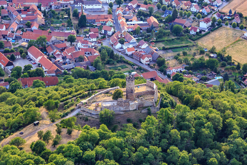 Luftbild: Burgruine Mühlburg im Ortsteil Mühlberg in Drei Gleichen im Bundesland Thüringen in Deutschland. Foto: IMG_116082.jpg vom 10.07.2019 durch Werner Riehm/FLY-FOTO.deThüringer Burgenland - Drei Gleichen