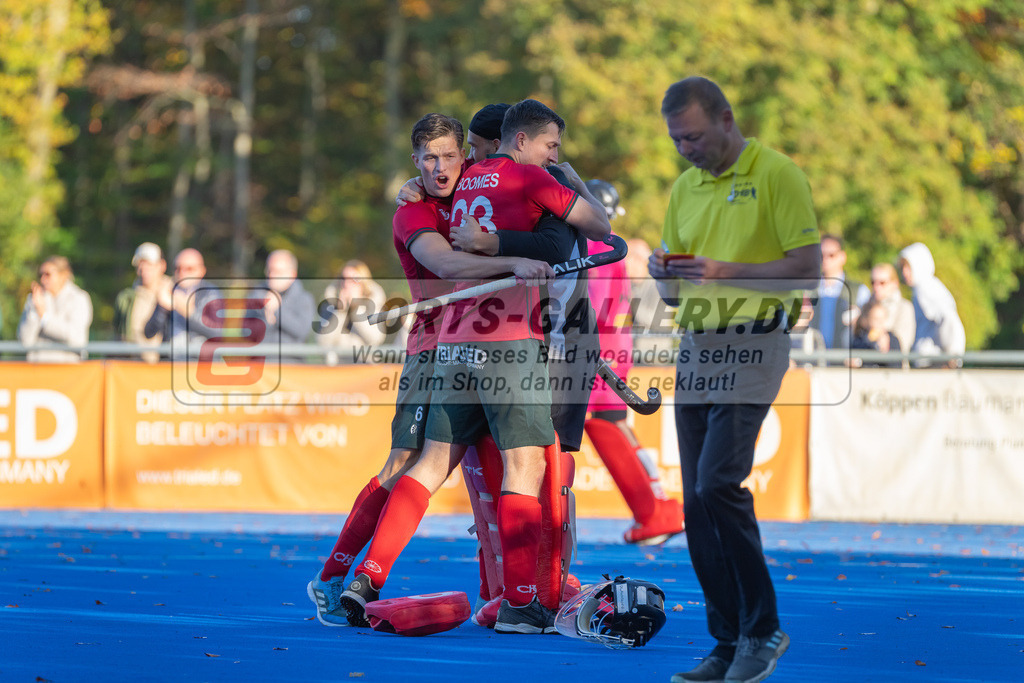 HK_20241103_108599 | 1. Bundesliga Herren Crefelder HTC - Hamburger Polo Club am 3.11.2024 CHTC Krefeld, Krefeld , Julius Hayner ( Crefelder HTC #6 ) , Boomes Anton ( Crefelder HTC #23 ) , Joshua Onyekwue Nnaji Torwart ( Crefelder HTC #29 )