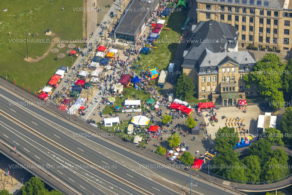 Duesseldorf240500881 | Luftbild, Maifeiertag, Maikundgebung, Rheinuferpromenade Mannesmannufer unterhalb der Rheinkniebrücke, Gäste und Event mit Zelten und Liegestühlen, Carlstadt, Düsseldorf, Rheinland, Nordrhein-Westfalen, Deutschland