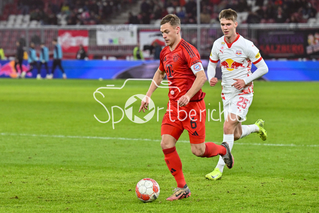 RB Salzburg - FC Bayern München | in dieser Szene laeuft Joshua KIMMICH (FC Bayern Muenchen 6) Oliver LUKIC (RB Salzburg 25) davon / Testspiel: RB Salzburg - FC Bayern Muenchen, Red Bull Arena am 06.01.2025