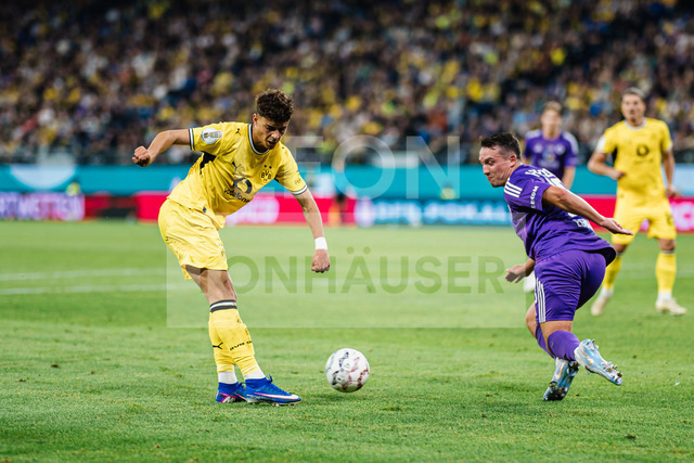 DFB-Pokal: HEBC - Borussia Dortmund, 01.09.2026 | Samuele Inacio (Borussia Dortmund, 40) schießt, Jorma Rudolf Gerhard Eggers (HEBC Hamburg, 18) blockt; Fußball, DFB-Pokal, 1. Runde: HEBC vs. Borussia Dortmund am 01.09.2026 im Volksparkstadion, HamburgDFB REGULATIONS PROHIBIT ANY USE OF PHOTOGRAPHS AS IMAGE SEQUENCES AND/OR QUASI-VIDEO. - Realisiert mit Pictrs.com