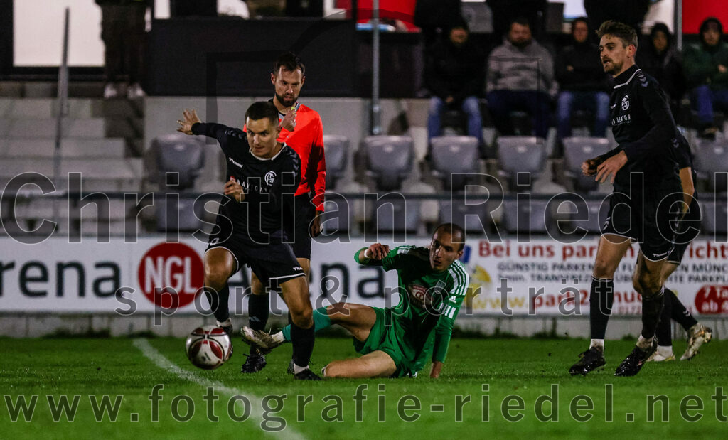 2023-11-03_063_FC_Schwaig_gegen_TuS_Holzkirchen | Oberding, Deutschland, 03.11.2023:
Fußball, Landesliga Südost 2023 / 2024, 19. Spieltag, FC Schwaig gegen TuS Holzkirchen, Endergebnis: 4:1

Vincent Sommer (FC Schwaig, #10), Leander Haunolder (TuS Holzkirchen, #16)

Foto: Christian Riedel / fotografie-riedel.net