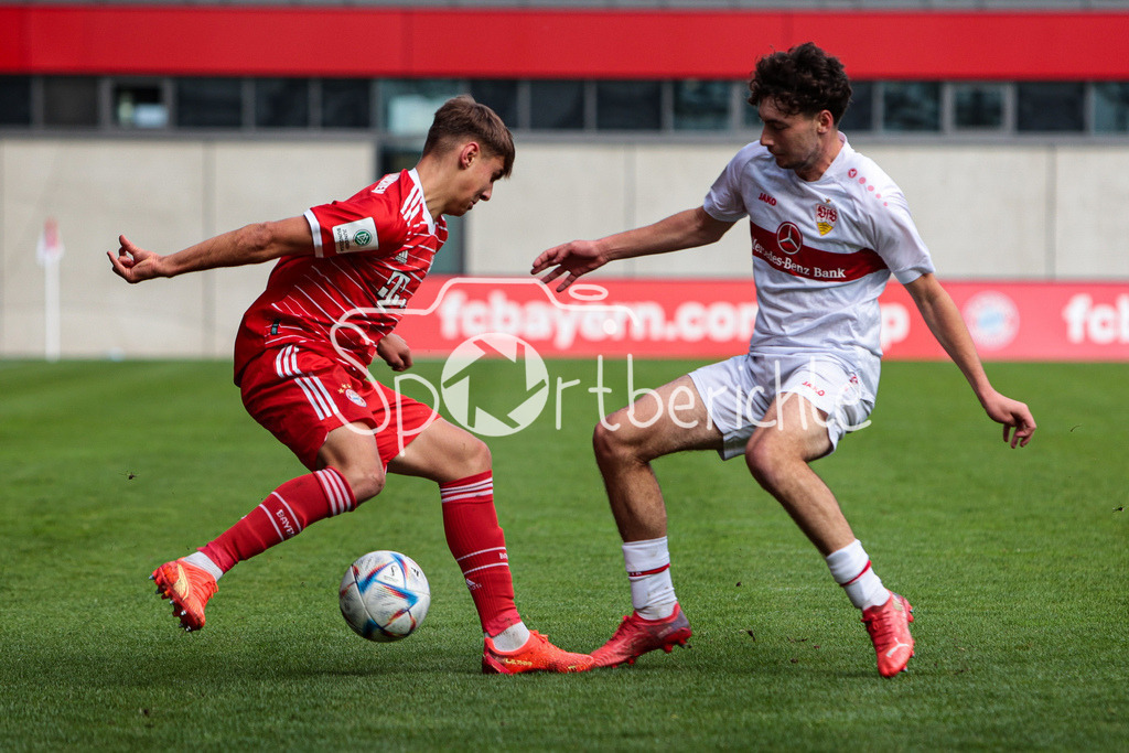 FC Bayern Muenchen U19 - VfB Stuttgart U19 | Max SCHOLZE (FCB #11) im Duell mit Mehme Ali SAHIN (VFb #11)