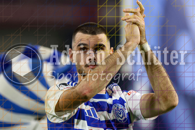 MSV Duisburg vs SV Waldhof Mannheim - 3. Liga | Duisburg, Deutschland, 07.11.25:   Rasim Bulic (MSV Duisburg) Schlussjubel, jubelt nach dem Sieg waehrend des Spiels der 3. Liga MSV Duisburg vs SV Waldhof Mannheim in der schauinsland-reisen-arena(Foto von Brauer-Fotoagentur / Adrian Schlueter)