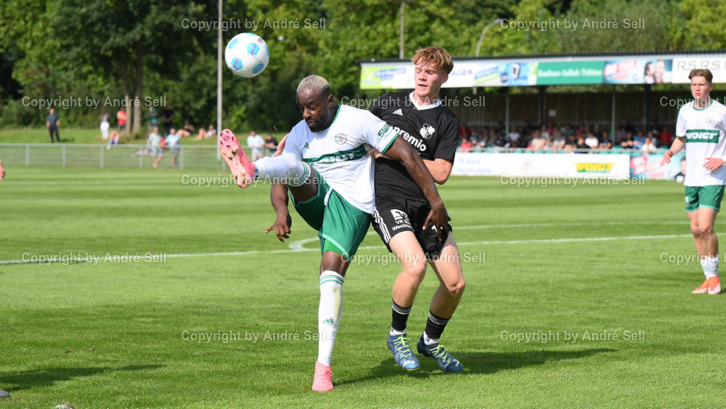 PSV Neumünster vs Heider SV | Grady Zinkondo (PSV #30) / Mathis Harms (Heide #15) - Fußball-Oberliga Männer 2024/2025 / PSV Neumünster vs Heider SV / PSV Stadion Platz A / Neumünster / 17.08.24 - Realisiert mit Pictrs.com
