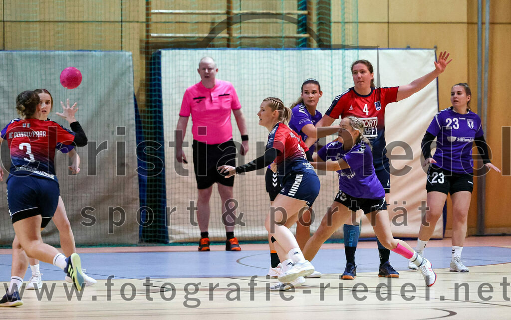 2022-11-19_032_SpVgg_Altenerding_gegen_HC_Donau-Paar | Erding, Deutschland, 19.11.2022:
Handball, Bezirksoberliga Frauen Altbayern 2022 / 2023, 5. Spieltag, SpVgg Altenerding gegen HC Donau/Paar, Endergebnis: 22:33

Pia Dietz (HC Donau/Paar, #3), Lisa Günther (HC Donau/Paar, #33), Verena Bauer (SpVgg Altenerding, #55), Johanna Taubmann (SpVgg Altenerding, #23)

Foto: Christian Riedel / fotografie-riedel.net