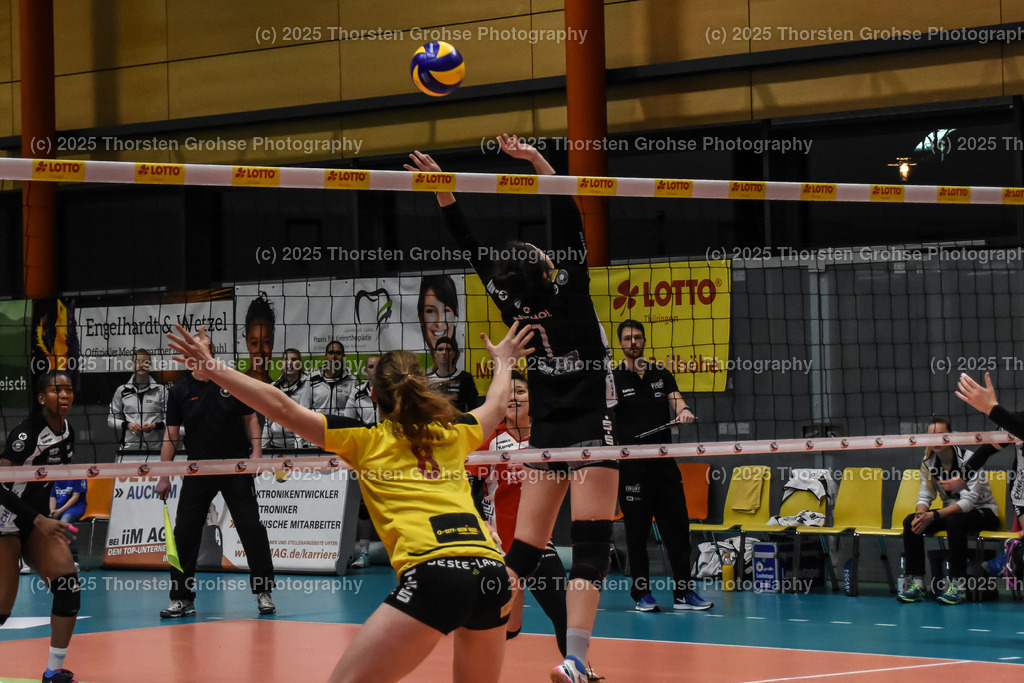 VBL VFB Suhl vs. SCHWARZ-WEISS Erfurt | Andie Malloy #8 (VFB Suhl), Bailey Marie Nichol #1 (Schwarz-Weiss Erfurt), Krista DeGeest #18 (VFB Suhl); VBL VFB Suhl vs. SCHWARZ-WEISS Erfurt, Volleyball-Bundesliga Frauen am 17.02.2018 in der Multihalle in Meiningen, (Deutschland) - Realisiert mit Pictrs.com