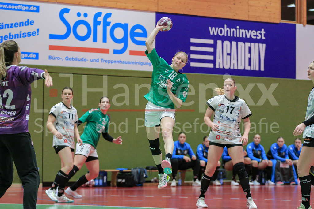 Handball, 2. Bundesliga Frauen, SV Werder Bremen - HL Buchholz 08-Rosengarten | v.li.: Denise Engelke (SV Werder Bremen, 18) beim Wurf, am Ball, Spielszene, Aktion, Action