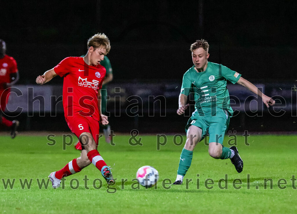 2023-09-01_011_SC_Baldham-Vaterstetten_gegen_TSV_1877_Ebersberg | Vaterstetten, Deutschland, 01.09.2023:
Fußball, Kreisliga 2023 / 2024, 3. Spieltag, SC Baldham-Vaterstetten gegen TSV 1877 Ebersberg, Ergebnis: 1:2

Daniel Winzer (SC Baldham-Vaterstetten, #5), Moritz Eglseder (TSV 1877 Ebersberg, #11)

Foto: Christian Riedel / fotografie-riedel.net