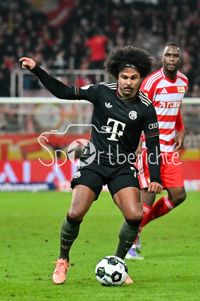 1. FC Union Berlin - FC Bayern München | BERLIN, GERMANY - 03. DECEMBER: am ball Serge GNABRY (FC Bayern Munich 7) / Einzelfoto / Freisteller während dem Match zwischen dem 1. FC Union Berlin und dem FC Bayern München beim Achtelfinale des DFB-Pokales im Stadion an der alten Försterei