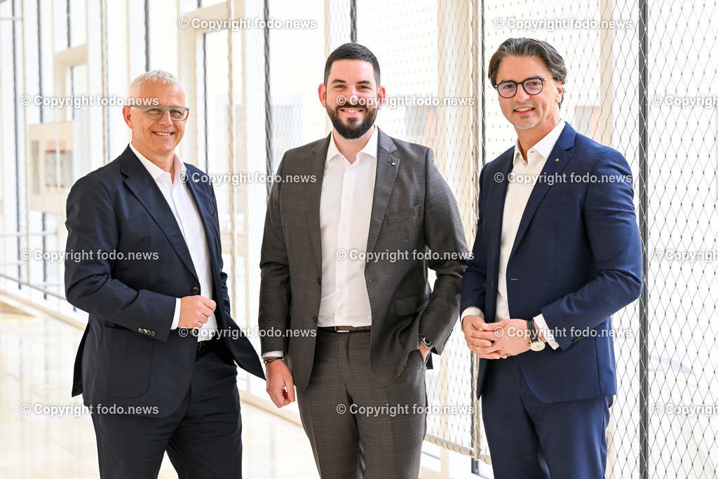 Pressekonferenz Hoedlmayr International GmbH_ 17.04.2024-16 | 17.04.2024, Presseclub Linz, AUT, Pressekonferenz Hoedlmayr International AG, Wirkungsvolle Strategien, verlässlicher Partner - Hoedlmayr baut Marktstellung weiter aus, im Bild Andreas Sundl (COO Hoedlmayr International GmbH), Johannes Alexander Hoedlmayr (designierter Geschaeftsfuehrer Hoedlmayr International GmbH), Robert Horvath (CFO Hoedlmayr International GmbH)