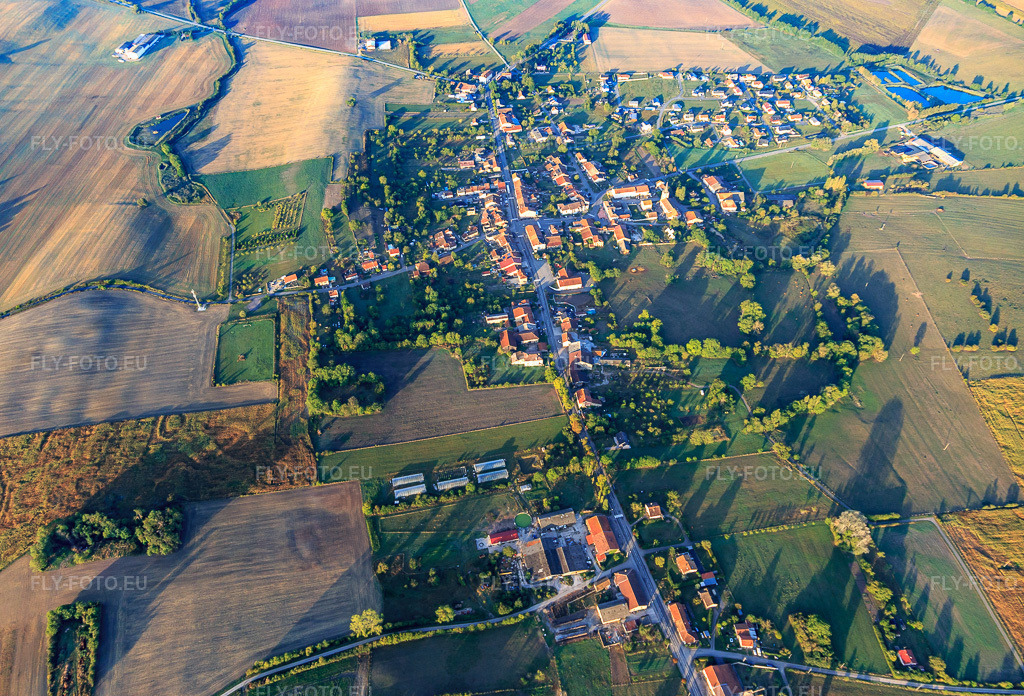 Vue aérienne: Vue de la ville depuis le nord-est à Maizières-lès-Vic dans le département Moselle, France – .Photo: IMG_117834.jpg prise le 14/09/2019 par Werner Riehm/FLY-FOTO.eu – Résolution de l'original: 5312 x 3612 px