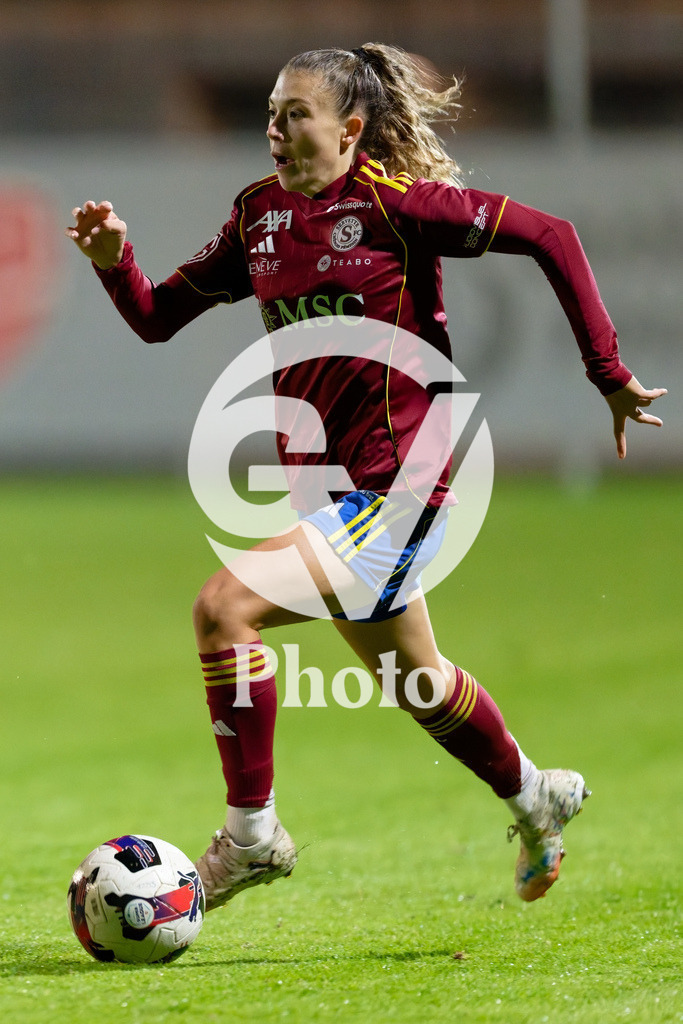 DZ9_5312_c | Switzerland: AXA Womens Super League 2025/26, Servette FC Chenois Feminin vs FC Aarau Frauen - Stade des Trois-Chene, Chene-Bourge: Ascension Martinez Salinas (8 Servette FC Chenois Feminin) in action (close up) 