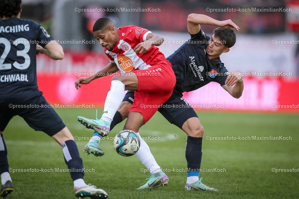 RWE3Liga02032401021 | 02.03.2024, Essen, Fußball, bwin 3. Liga Herren, Stadion an der Hafenstraße, 28. Spieltag Saison 2023 2024, Rot-Weiss Essen – SpVgg Unterhaching:  Aaron Keller (SpVgg Unterhaching) gegen Isaiah Young (Rot-Weiss Essen). 
DFB regulations prohibit any use of photographs as image sequences and or quasi-video.