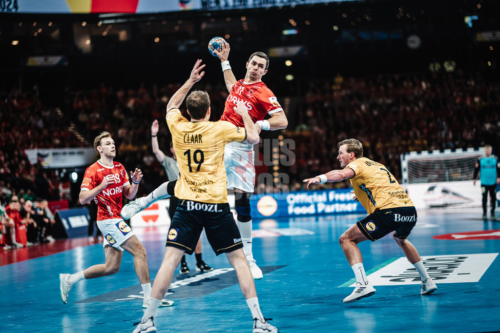 Handball | Herren | EHF EURO 2024 | European Championshop Men 2024 Final Tournament | Dänemark vs. Schweden | 19.01.2024 | Rasmus Lauge Schmidt (#11, Dänemark, DEN) hebt ab zum Wurf