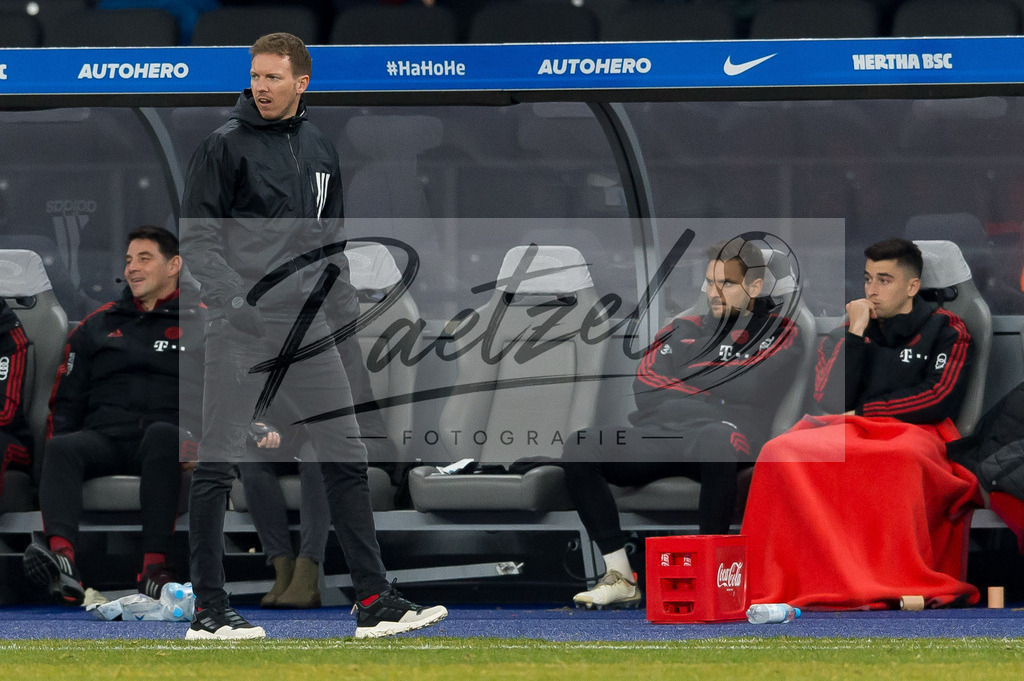 BSCFCB20220123_337 | Fussball, Herren: Trainer Julian Nagelsmann (FC Bayern Muenchen) schaut bei dem Spiel der 1. Bundesliga zwischen Hertha BSC und FC Bayern Muenchen im Olypiastadion am 23.01.2022 in Berlin, Deutschland.DFB / DFL REGULATIONS PROHIBIT ANY USE OF PHOTOGRAPHS AS IMAGE SEQUENCES AND/OR QUASI-VIDEO. - Realisiert mit Pictrs.com