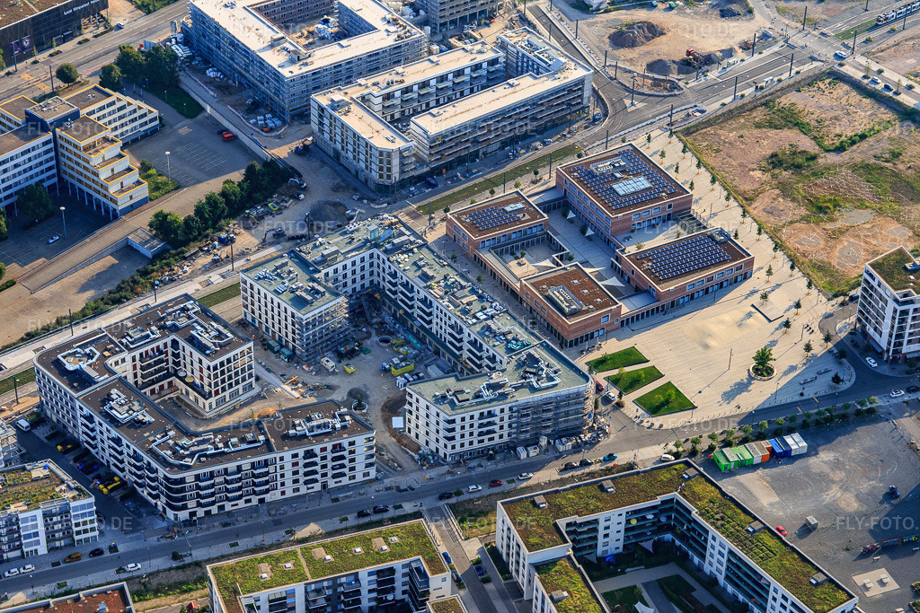 Luftbild: grüne Meile mit Qube Hotel Bahnstadt und Grundschule Bahnstadt am Gadamerplatz im Ortsteil Bahnstadt in Heidelberg im Bundesland Baden-Württemberg in Deutschland.Foto: IMG_117160.jpg vom 25.08.2019 durch Werner Riehm/FLY-FOTO.deQube Hotel - Qube Hotel HeidelbergWWW.GRUNDSCHULE-BAHNSTADT.DE